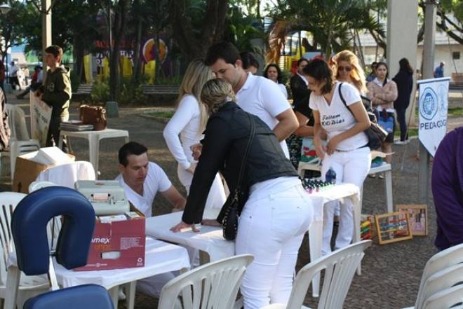 Imagem da Galeria da Notícia: FEF em Ação atrai população de Jales para praça